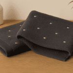 „Миг Любов“ Луксозна хавлиена кърпа от 100% микро памук - Антрацит с розе сърца