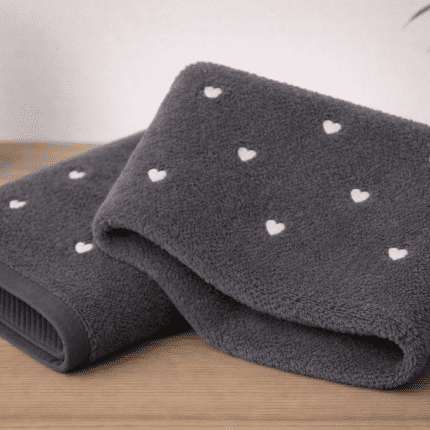 Hobby „Миг Любов“ 2 бр. Луксозни хавлиени кърпи от 100% микро памук - Антрацит със сърца в цвят слонова кост
