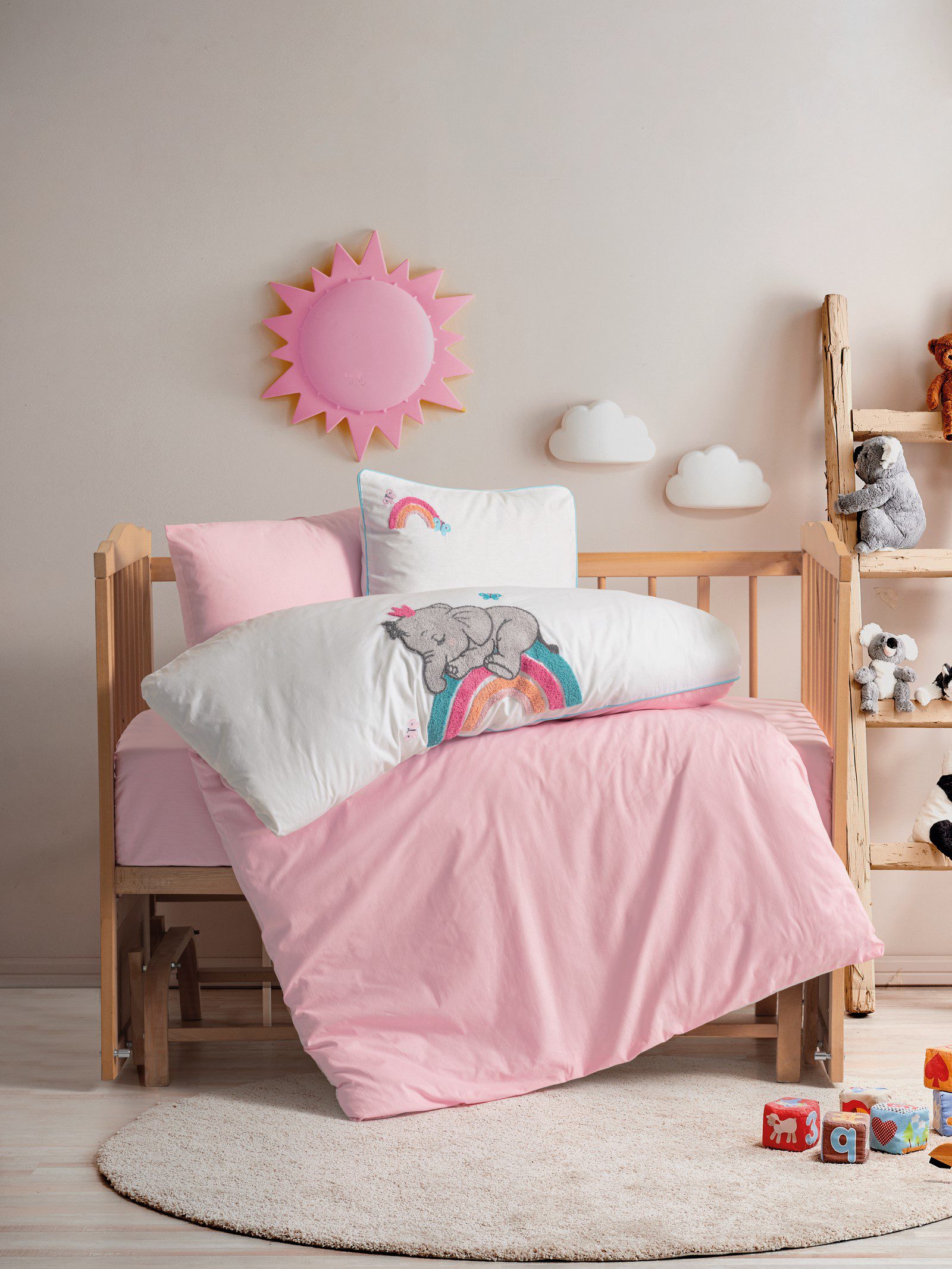 Lucky Pembe - Punch Nakisli Bebek Nevresim Takimi „Lucky Pembe“ бебешки спален комплект с пънч бродерия – 100% памук ранфорс - Image 1