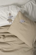 „Cuddly Lamp Bej“ бебешки спален комплект с бродерия – 100% памук ранфорс - Image 2