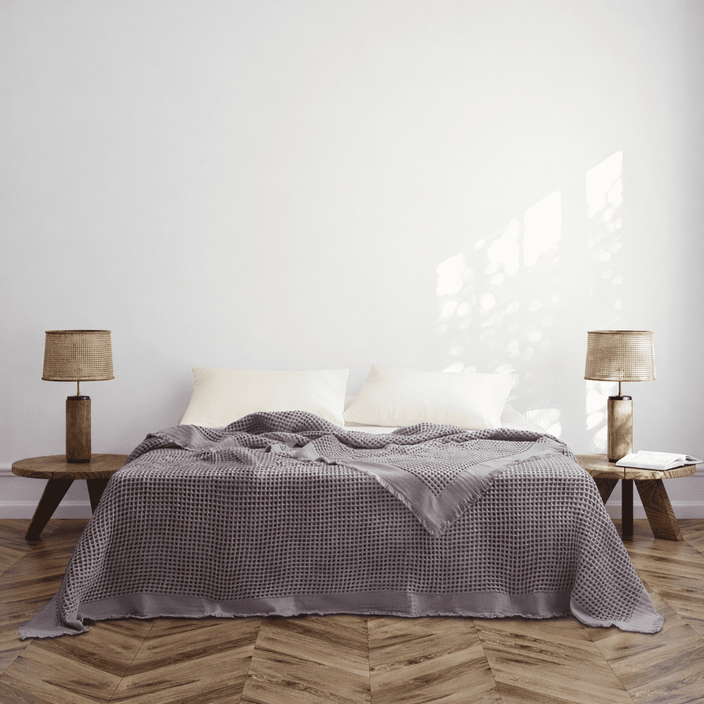 optimus-iris Покривало за спалня 240×260 см – 100% Памук – Waffle Texture – Iris (Пепелно лилаво / Пудра виолет) - Image 1