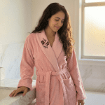 Дамски комплект за баня – халат + 2 кърпи – 100% памук – Розово - Image 2
