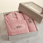 Дамски комплект за баня – халат + 2 кърпи – 100% памук – Пудра розово - Image 3