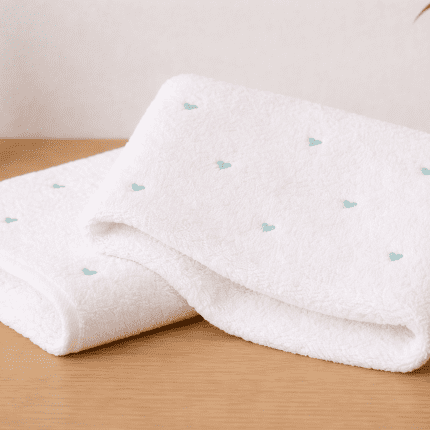 Hobby „Миг Любов“ 2 бр. Луксозни хавлиени кърпи от 100% микро памук - бяло с бледо ментови сърца