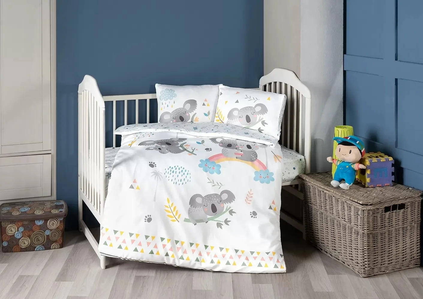 prod_deaa5b76-4850-4e3e-9cee-4cf0ba72d3af First Choice Детско спално бельо „Koala“ Бамбук Сатен – 100% бамбук – 4 части – за бебешко легло - Image 1